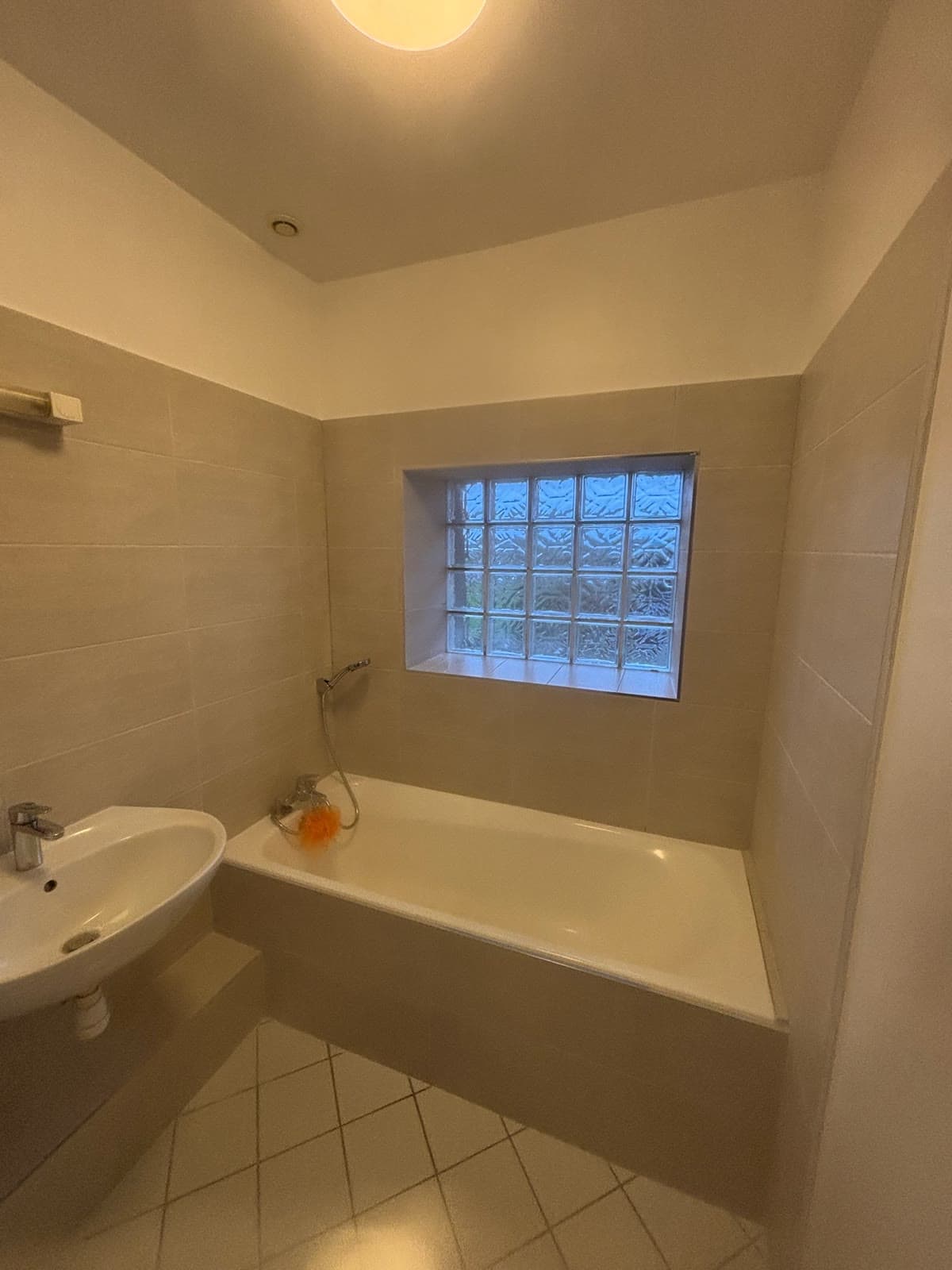 Rénovation d’une salle de bain avec pavés de verre après travaux