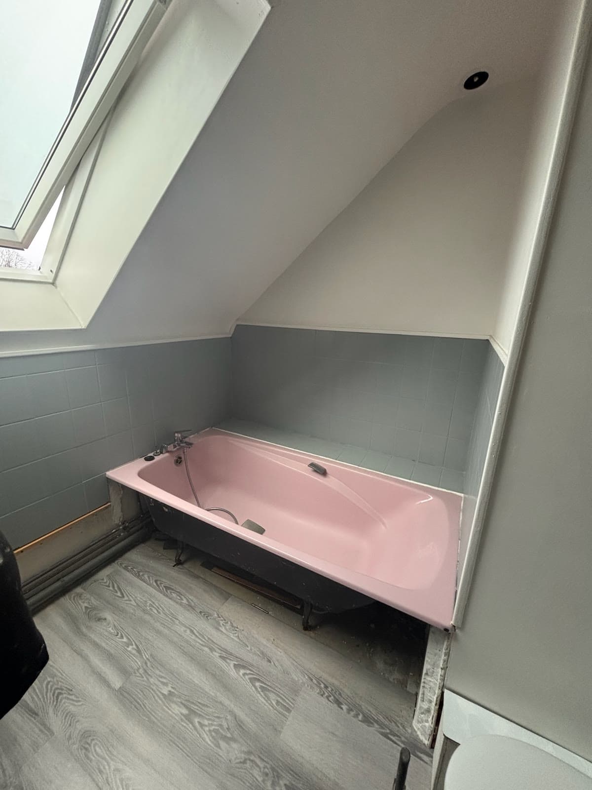 Rénovation d’une salle de bain sous pente avant travaux